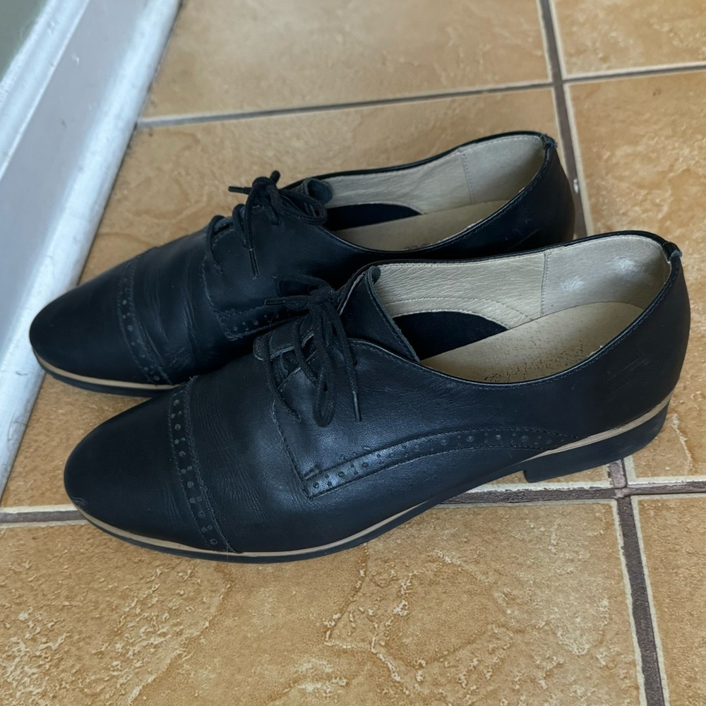 Chelsea Crew black leather oxfords